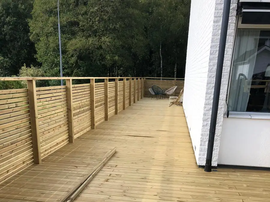 Bil parkerad utanför pågående byggarbete